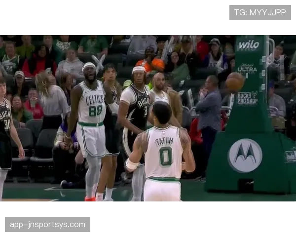 米德尔顿多次挡拆制造空位，助雄鹿提升关键三分命中率